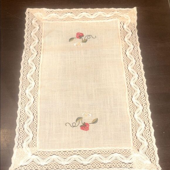 Strawberry Embroidered Lace runner - Picture 1 of 4